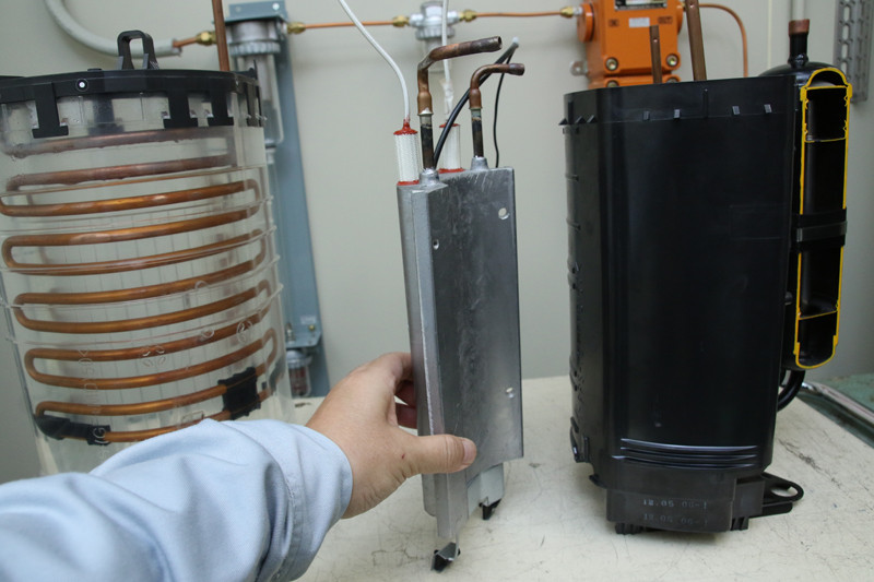 寒冷地仕様のエオリアには、アルミでできたヒーターユニットをエネチャージシステムにadd on! 熱源が足りなくなったら、ヒーターで熱源をカバーするので、寒冷地で霜取り運転をしても寒くない!