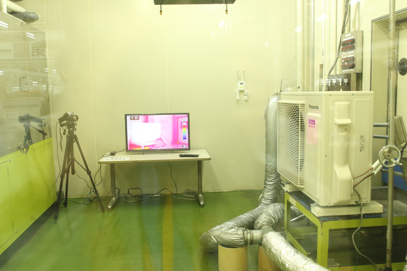 サーモカメラで撮影している室外機の温度は45℃以上。こんな猛暑でもエアコンが効くことを担保する試験