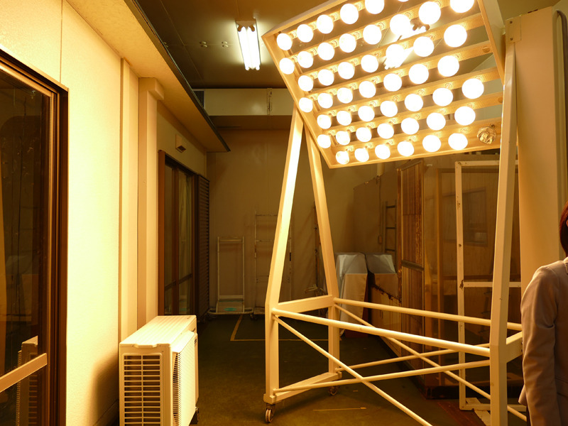 太陽光の熱をシミュレーションに加え、気温と湿度も制御できる部屋。この中に家を建て、室内の温度を測定しながら、センサーの状態やエアコンの性能をテストしていた