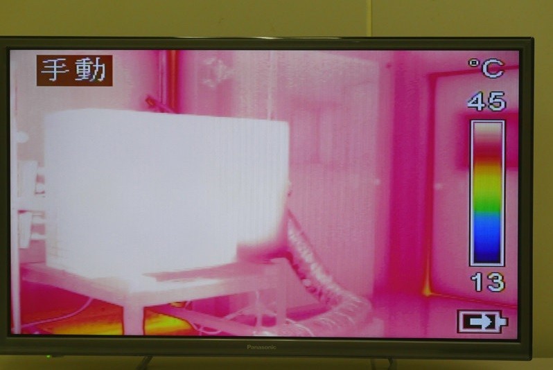 サーモカメラで撮影している室外機の温度は45℃以上。こんな猛暑でもエアコンが効くことを担保する試験