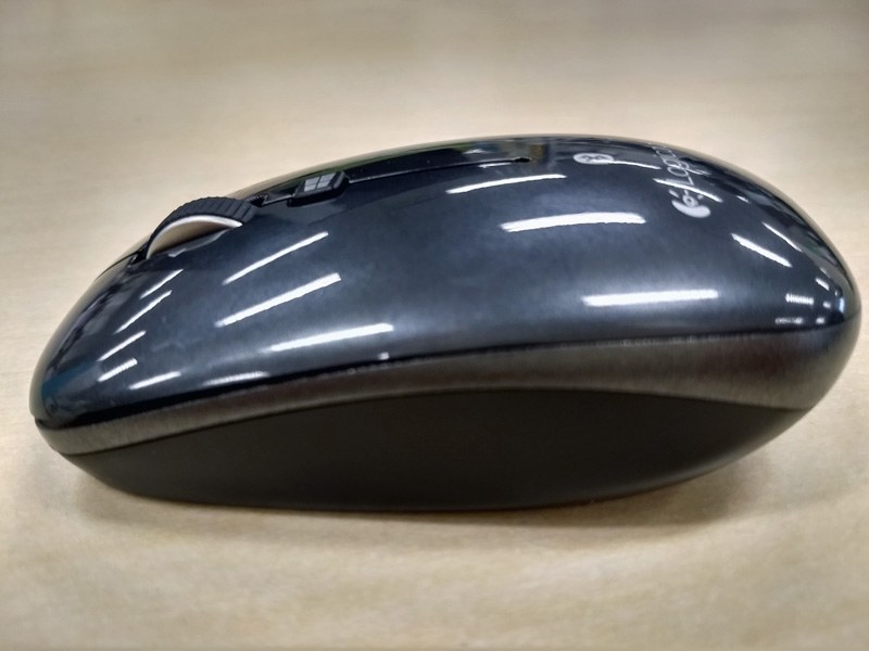 厚みがないため、指を伸ばして持つことができる