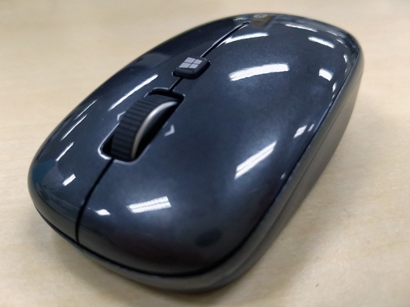 サイドが平らなので、指の定位置がなく、自由な持ち方が可能