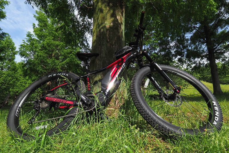 森の中だとさらに見栄えするRIDGE-RUNNER。RIDGE（山の尾根）を走るマウンテンバイクですが、電動アシストがあるから山道も上り坂もラクラク♪