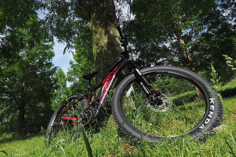 林野をラクに走れてサイコーに気持ちいいRIDGE-RUNNER。ただし、21.3kgもあるので担いだりするのはタイヘンです。また、舗装路の一般道などで30km/h以上のスピードで巡航しようとするのも、けっこーキビシい自転車だったりもします