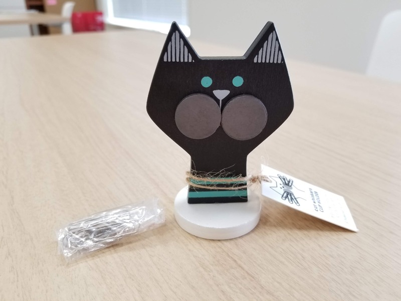 ホルダーのほか、クリップが6本付属