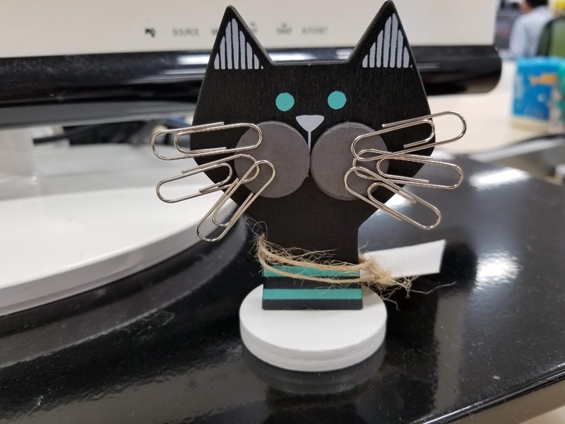 左右のマグネットに各3本つけてひげっぽく