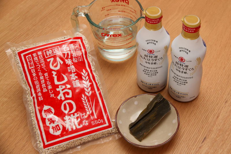 ひしおの糀（はな）と醤油、水、あとはお好みで昆布。コレを混ぜるだけ。ただし納豆菌に弱いので作るときは納豆禁止です