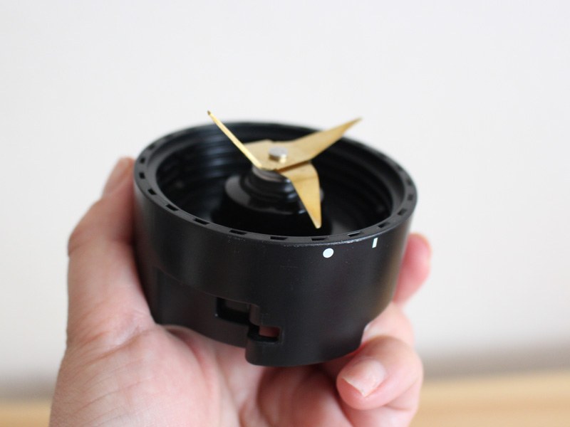 カッターには非対称チタンコーティング刃を採用している