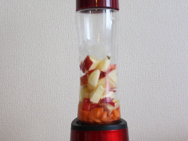 ニンジン、リンゴをメインに、レモン汁やハチミツで味を整える程度