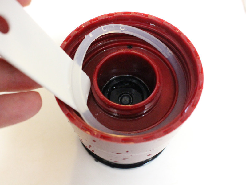 付属の清掃ブラシの柄の端を使って取り外す