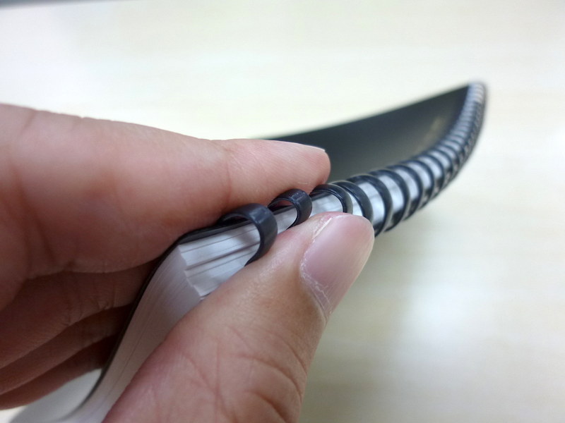 リングは樹脂製でプニプニと柔らかい