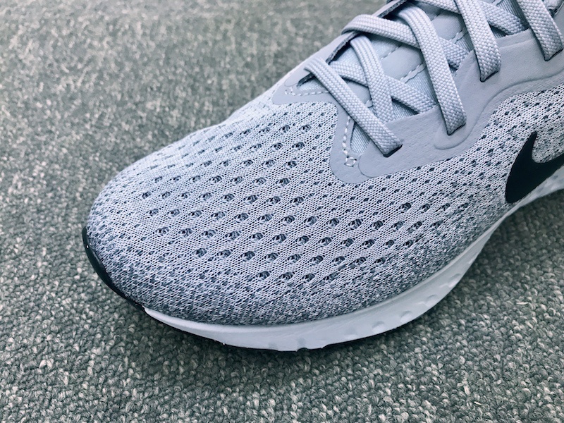 ナイキ エピック リアクト フライニットと異なり、アッパーにはジャガード素材を採用。前足部には通気性を高めた構造となっている。つま先部分はどちらかいうとコンパクトな形状なので、幅広の足のランナーは試履きは必須