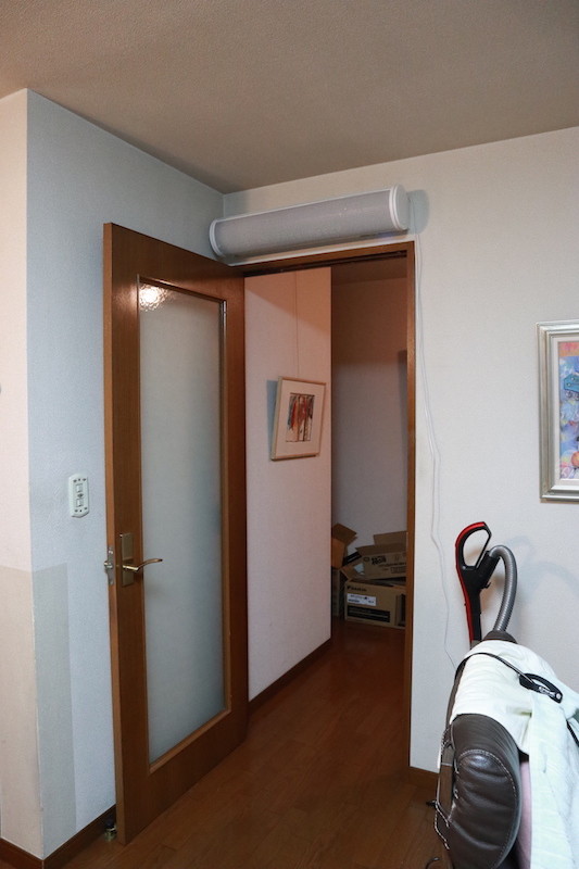 ちょうどドア幅(90cm)となっている。こうして壁につけると、置き場所に困らなくていい。ロボット掃除機もコレなら引っかからない