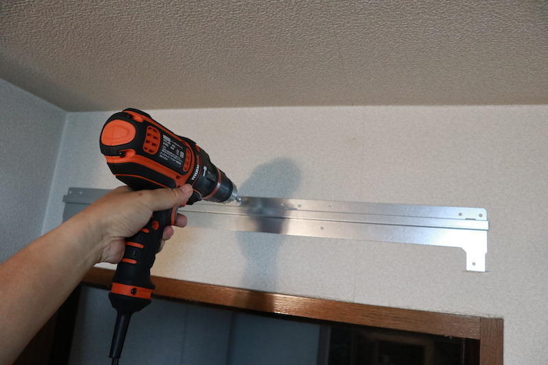 専用の金属ステーを梁にネジ止め。手回しのドライバーだと筋肉痛になるかも