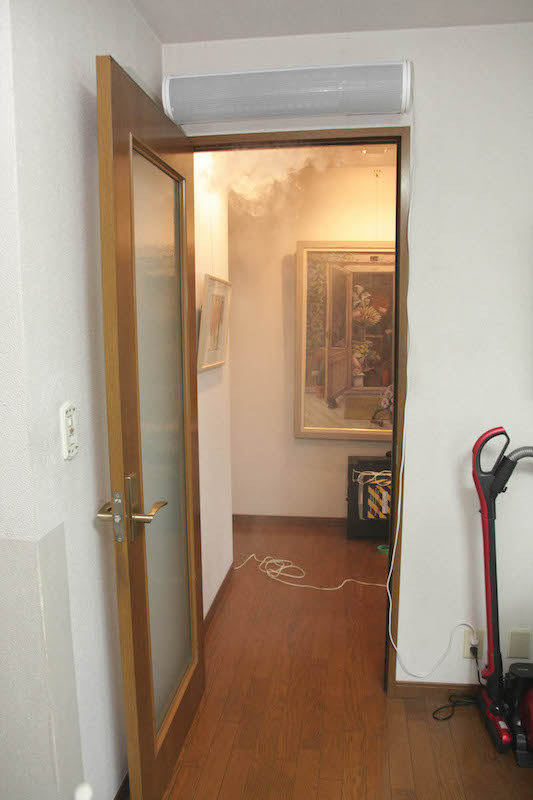 部屋の向こう側でスモークを焚いて、カーテンのような効果があるかをテスト。こちらは部屋側から見たときのもの