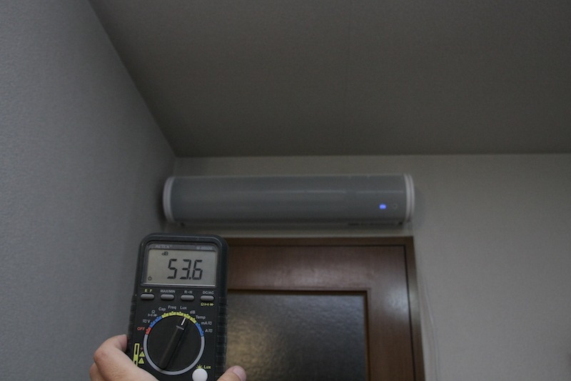 風量中程度で本体から2m離れて53dbだと、エアコンがもう1台ついているのと同じほど。ややうるさい。電源を消すと、あ! 静かだな! と感じるぐらいだ