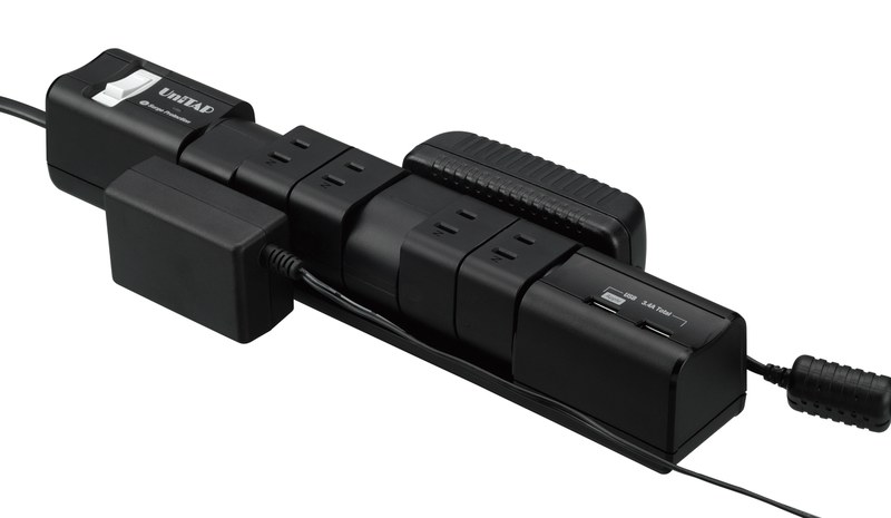 差し込み口を回転させられるので、大きなACアダプターを複数接続できる