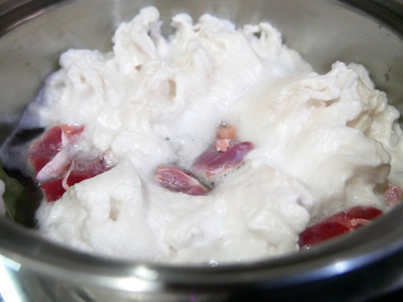 灰汁がすごいことに！　泡でブクブク