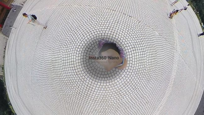 あらかじめ設定しておくと、手を頭の真上に伸ばして撮影した時に、ウォーターマークに隠れることができる