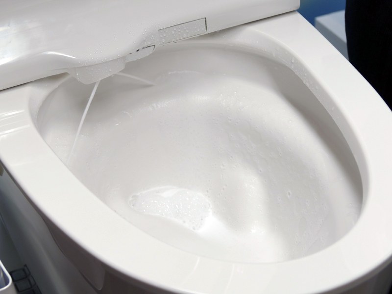 2方向高圧噴射ノズルから噴射される泡の様子