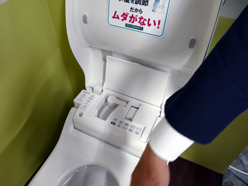 アラウーノは、洗浄剤のタンクを背面に配置