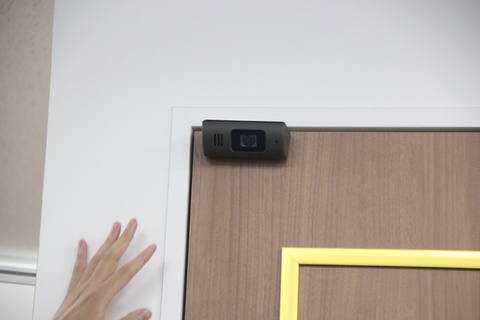 パナソニック、1人暮らし女性の防犯にも使える工事不要のドアカメラ