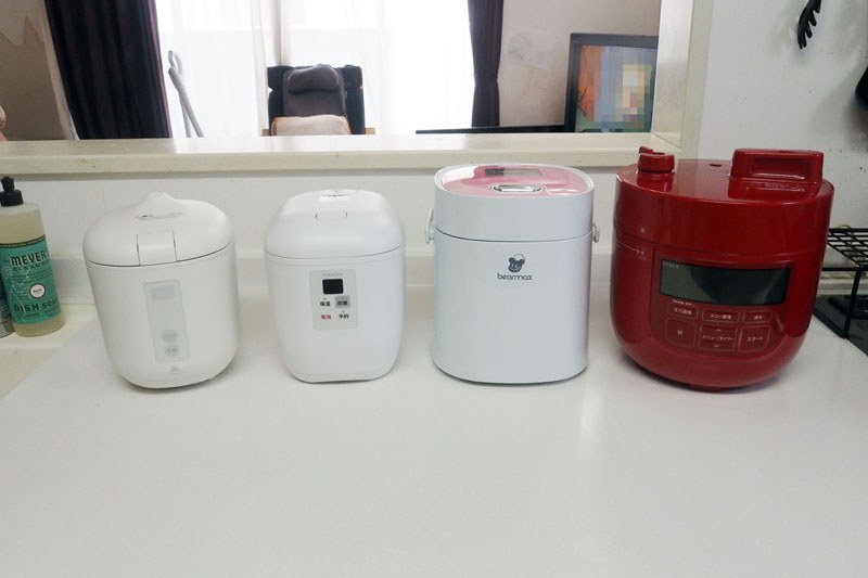 左から、神明「poddi AK-PD01」、小泉成器「ライスクッカーミニ KSC-1512」、クマザキエイム「Bearmax マルチ・ライスクッカー MC-106」、シロカ「SP- D131」