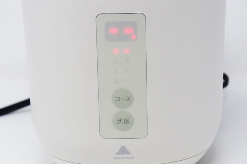 本体正面にはコース選択ボタンと炊飯ボタン、表示画面が並ぶ。画面右下が光っている場合、ソフトスチーム米モードとなっている
