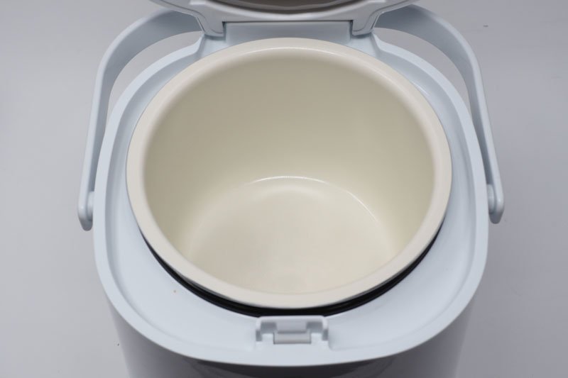 本体のフタをオープンしたところ。クリーム色の内釜は珍しい