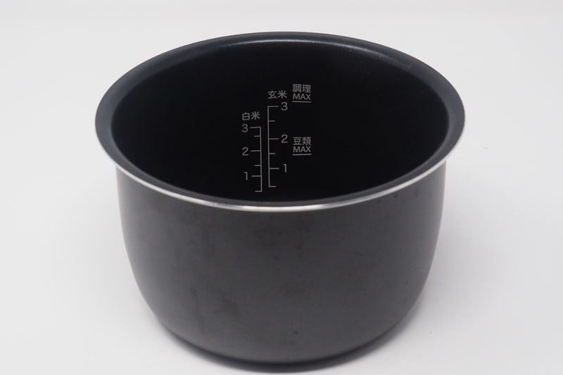 最大3合炊けるだけあり、内釜のサイズも大きい。底面が広いため、おかず調理もしやすい