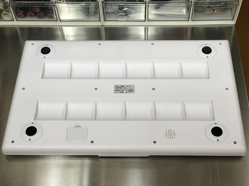 背面に滑り止めゴム足。単4電池×3本で作動します