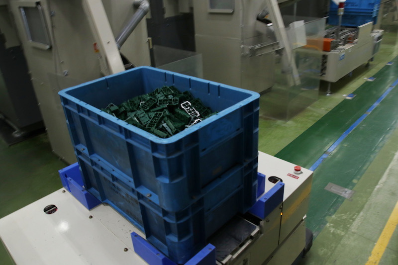 コンテナーがいっぱいになると、自動搬送機で倉庫にストックされる。天井にも自動搬送機が設置されている