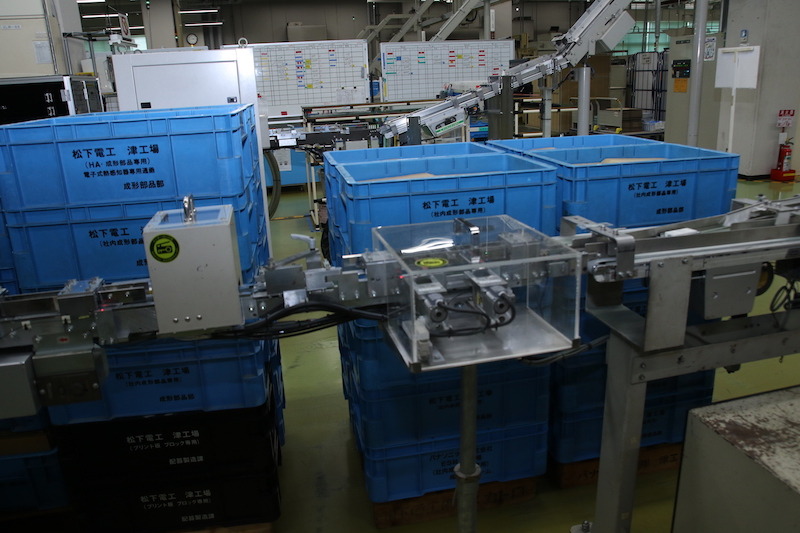 さらに自動の全量検査ラインを通り、合格品は見たことあるいつもの箱にロボットアームが詰めてくれる。小ロットのものは手作業で詰める場合もある