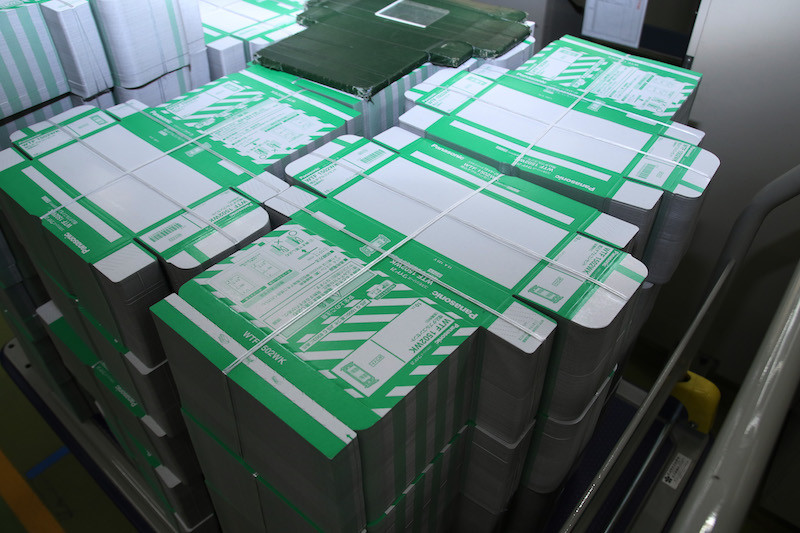 さらに自動の全量検査ラインを通り、合格品は見たことあるいつもの箱にロボットアームが詰めてくれる。小ロットのものは手作業で詰める場合もある