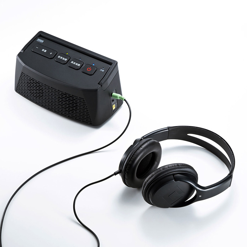 スピーカーにはヘッドホンも接続できる