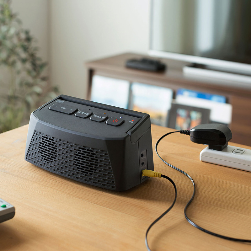 スピーカーは送信機の上に置くほか、ACアダプターでも充電可能