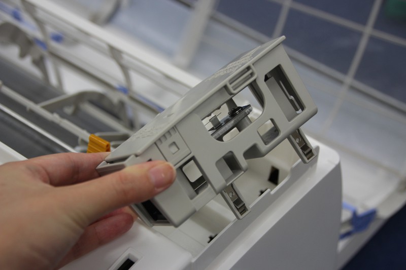 エアコン内部のカビを抑え、有害ガスやニオイも抑制するというストリーマユニット