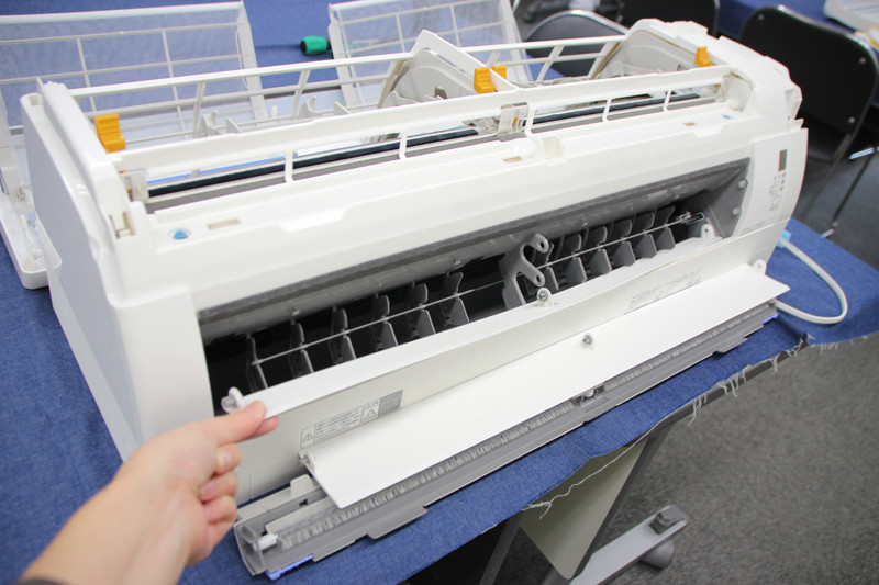 吹出口のフラップを外す