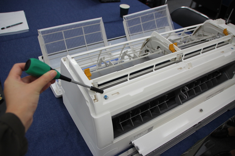 ドライバーを使ってネジを緩め、外カバーを取る