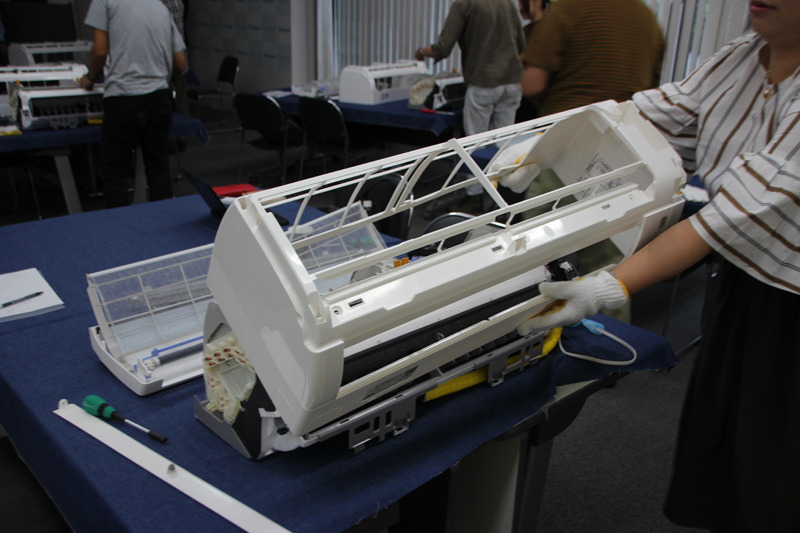 ドライバーを使ってネジを緩め、外カバーを取る