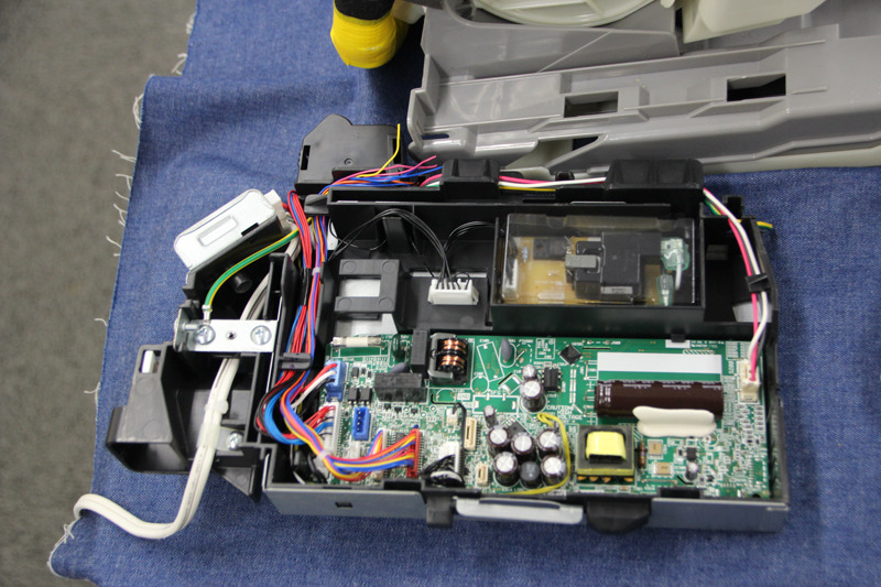 電装ボックスを外し、中を見ると基盤が入っていた