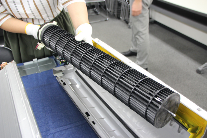 ファンを回すモーターは磁石でくっついている