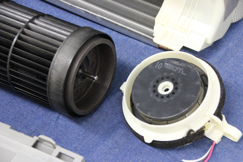 ファンを回すモーターは磁石でくっついている
