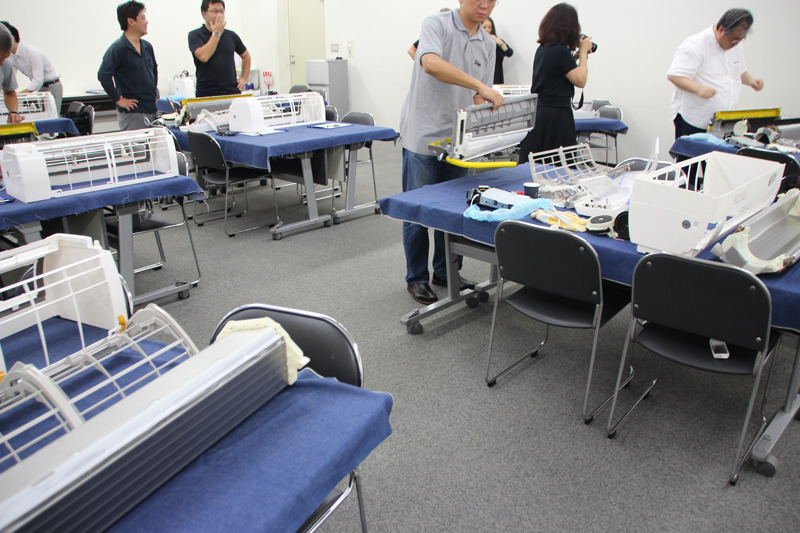 分解後、エアコンを元通りにするグループも