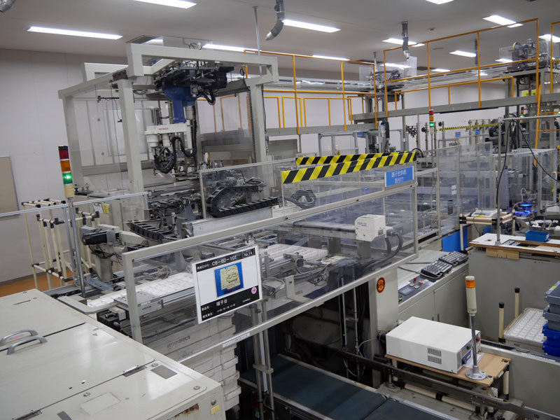 こちらは、2019年3月に生産を終了する蛍光灯器具の生産ライン。1992年から稼働しているため老朽化。これをLED照明器具の生産に流用することはないという。なお、蛍光灯ランプは当面製造を続けるという