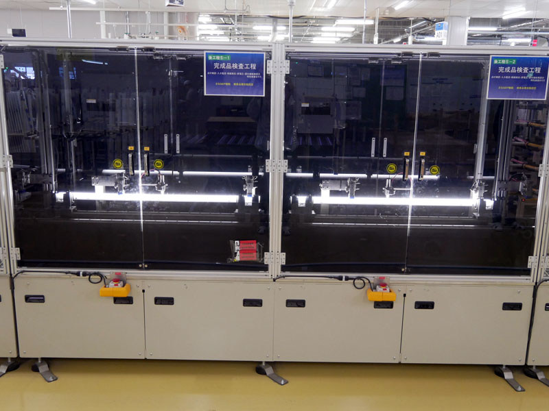 iDシリーズの自動組立ライン検査工程。点灯確認、調光機能確認などを行う