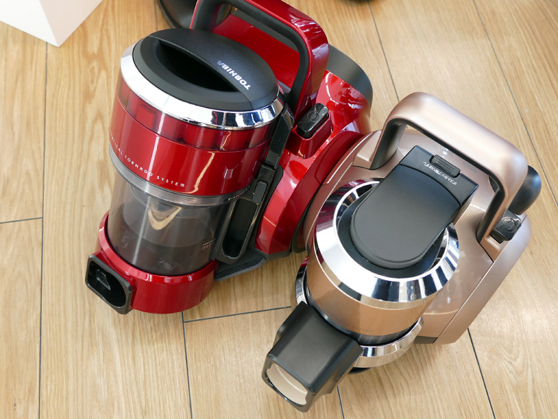 従来機「TORNEO V VC-MG920」が写真左、「TORNEO V VC-SG900X」が写真右