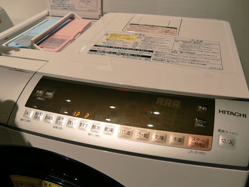 「ビッグドラム BD-SX110C」の洗剤などのタンクは、本体上面左奥に配置