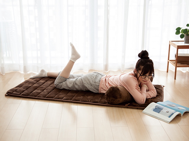 冷たいフローリングの上も暖かに