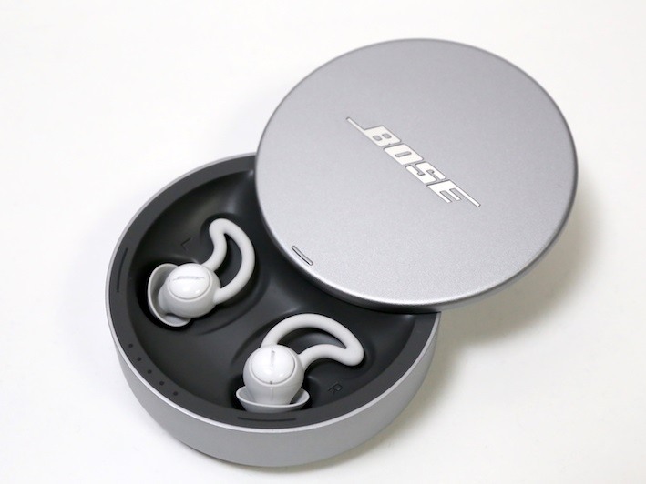 Bose「noise-masking sleepbuds」32,400円。1回の充電で使用できる時間は16時間。専用ケースにはバッテリーを内蔵し、本体を入れるだけで充電される